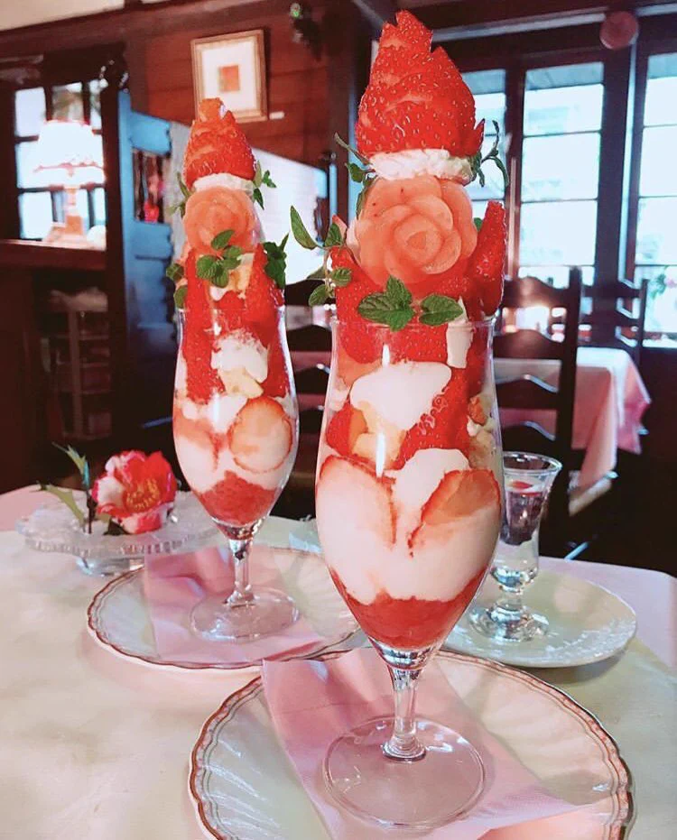 名古屋「カフェRosa薔薇館」の、ボリュームたっぷりのいちごパフェが美味しそう！