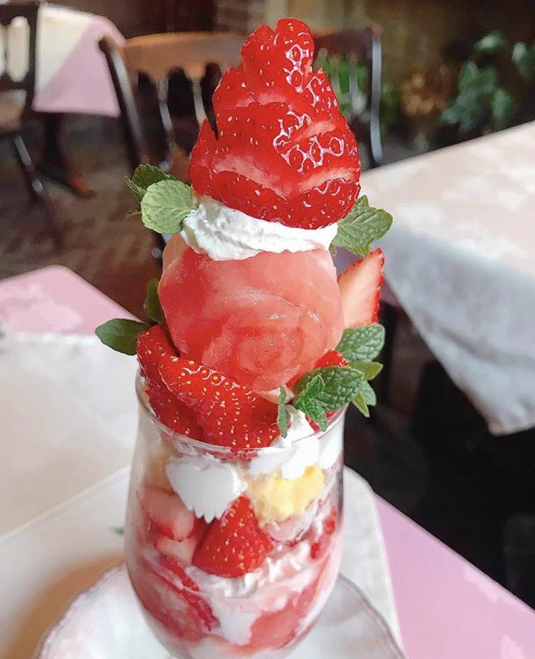 名古屋「カフェRosa薔薇館」の、ボリュームたっぷりのいちごパフェが美味しそう！