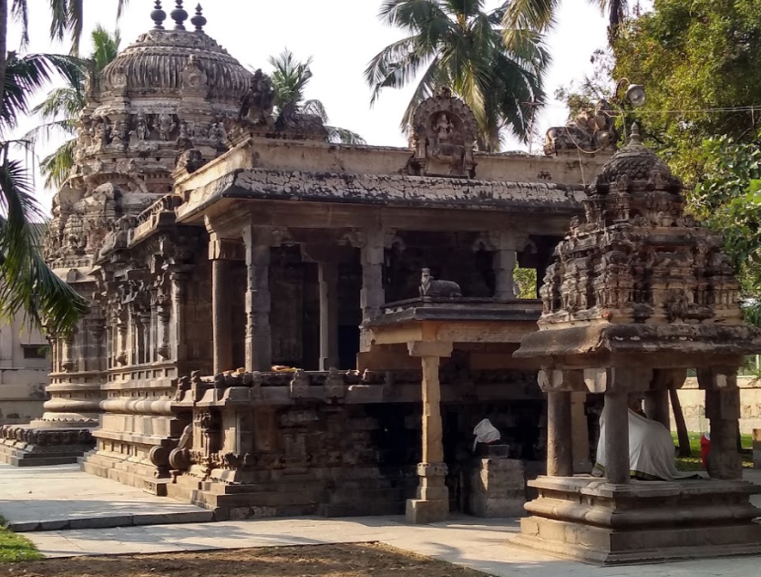 The temple tank is called ‘Vepperi Kulam’. This temple isfamous for its splendid Vimana and Nandi (Bull).