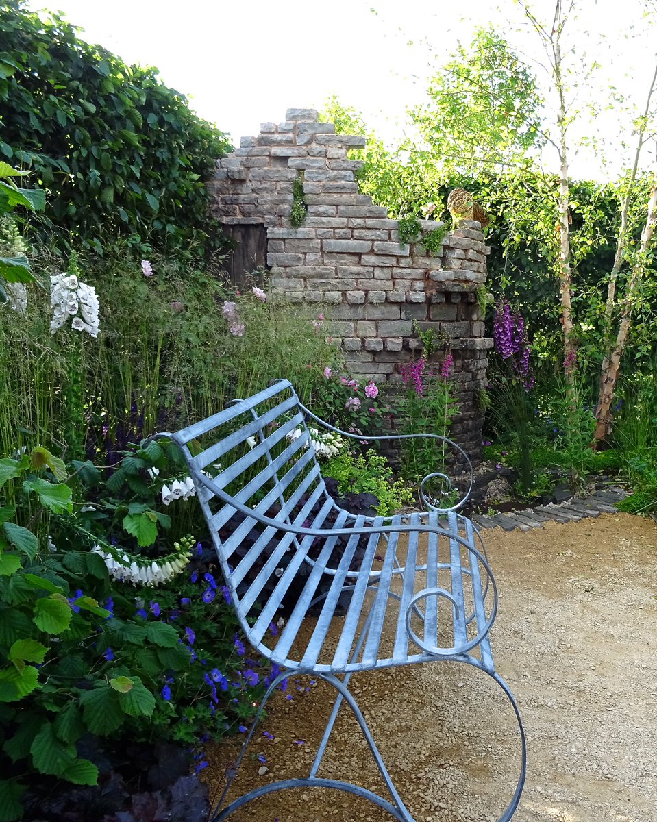 Memories of recreating a tumble down castle in a show garden - a labour of love for a few days only <a href="/GWmag/">BBC Gardeners' World Mag</a> <a href="/GdnMediaGuild/">Garden Media Guild</a> <a href="/Countrylifemag/">Country Life</a> #gardens #gardening <a href="/LilidhMatthews/">Lilidh Matthews</a> @reckgardener <a href="/fullerironwork/">James Fuller</a> #gardendesigner #gardens