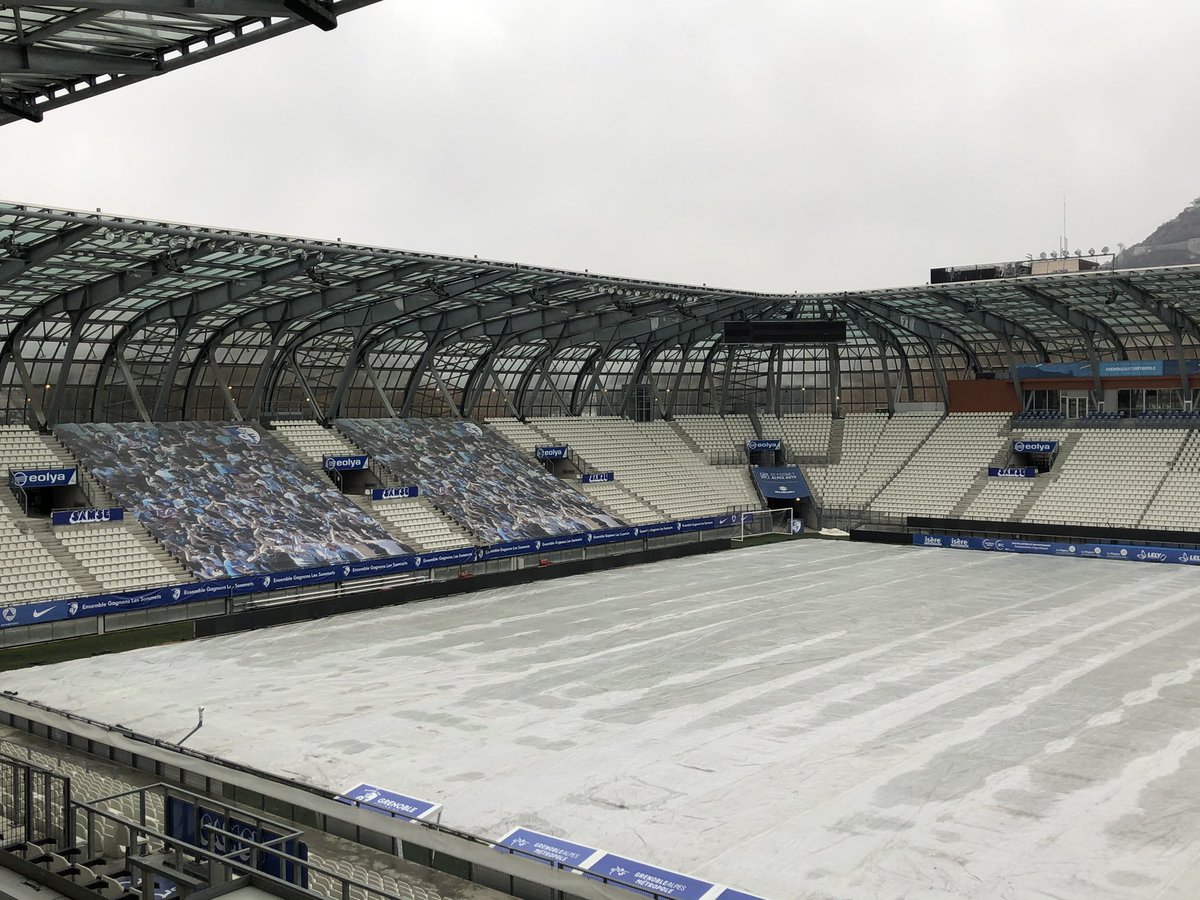 GF38_Officiel's tweet photo. La pelouse du @stadedesalpes bâchée ce matin à la veille de la réception de @usldunkerque ! 
#GF38USLD https://t.co/L9OOqvDCFb