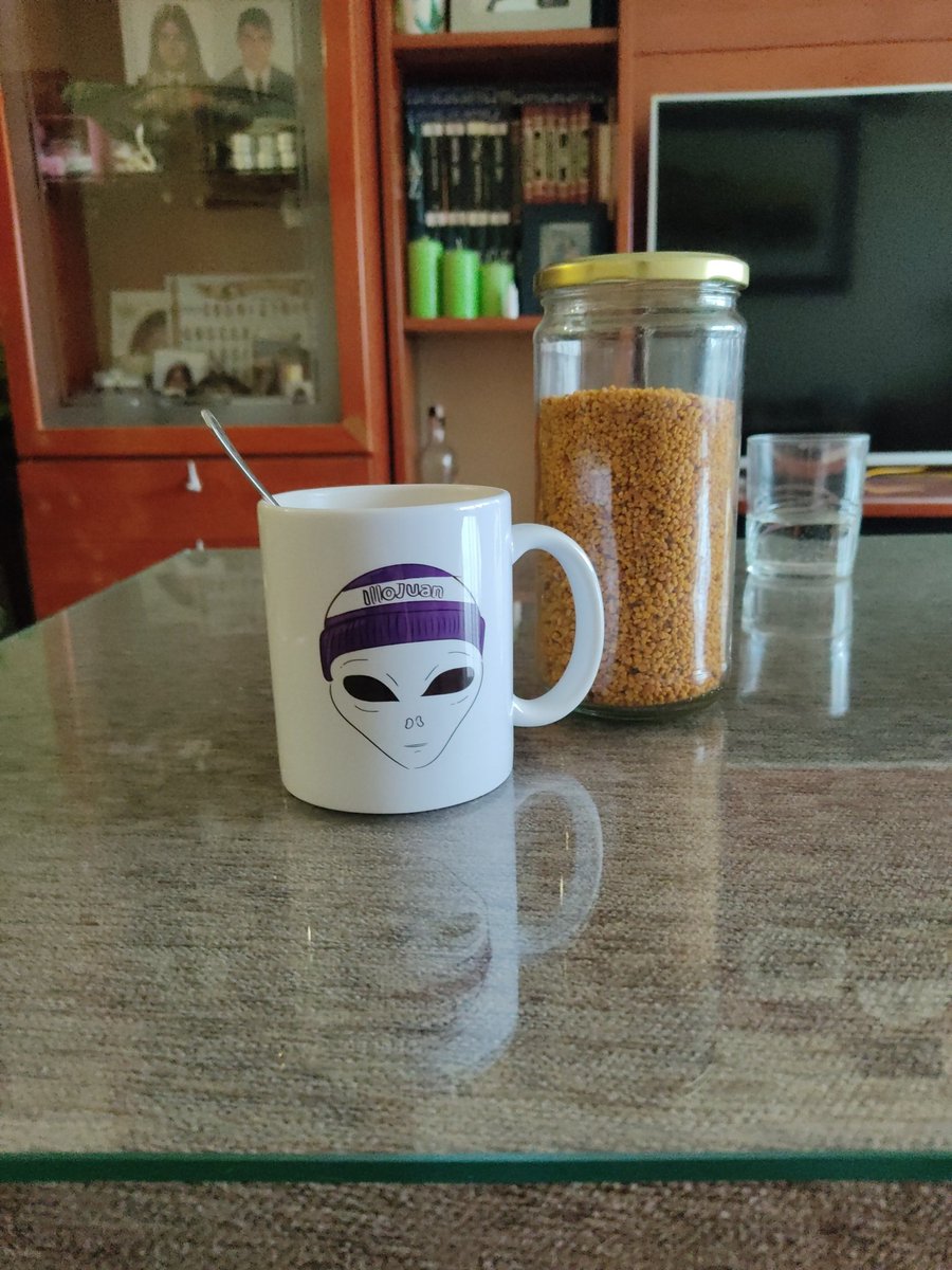raulcl02's tweet photo. No hay nada como desayunar viendo el careto del yanis con su gorro LGTB y un poco de polen al lado gracias illo @LMDShow https://t.co/4LYnaY6L1h