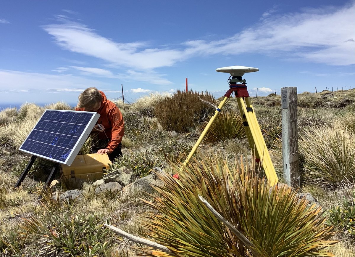 2 different but equally spectacular sites to end our download of Kaikoura semi-continuous data. Cobb Valley and a very windy Black Birch - that a tripod has enabled data collection up there for a couple of years is a testiment to <a href="/Nev_P/">Neville Palmer</a>'s skill! with @gpsRuna, <a href="/PhaedraU/">Phaedra Upton</a>