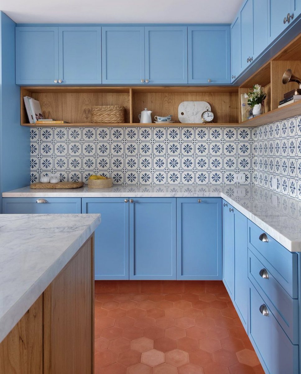 INTERIORS とじまと on X: YOU MAKE ME FEEL SO BLUE— Blue kitchen cabinet with  matching backsplash and terracotta tiles.  / X