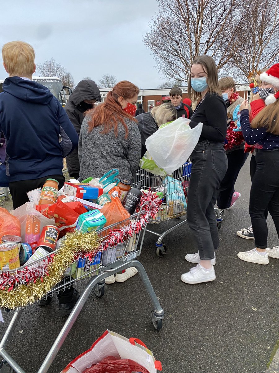 What an amazing start to the day this morning at the gates of ⁦@KingAlfs⁩. So many donations to the Food Bank on our Christmas Jumper Day. Thank you everyone for your generosity 👏🏻 🎄