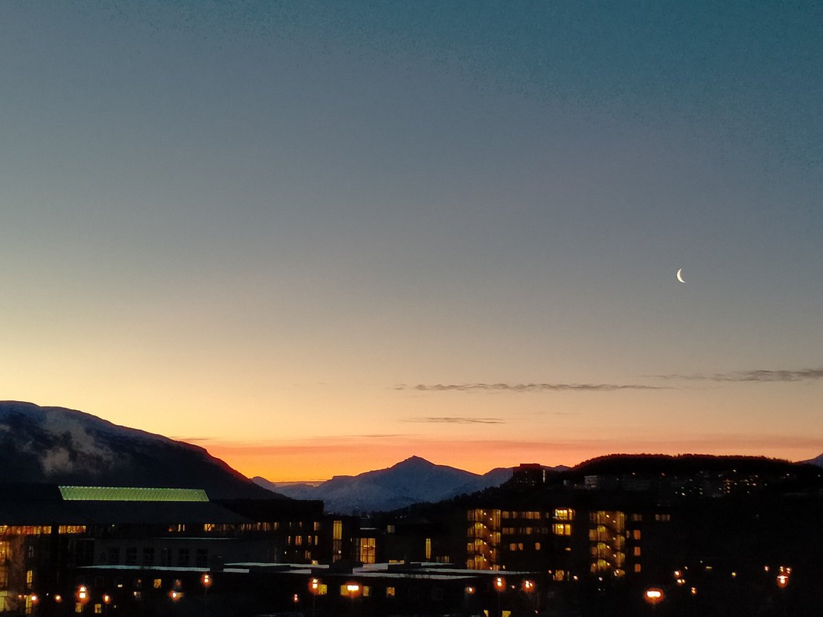 Views from work at 10 a.m 🧡 🌜
 <a href="/UiTGenetics/">UiTGenetics</a> 
#polarnight #arcticdays