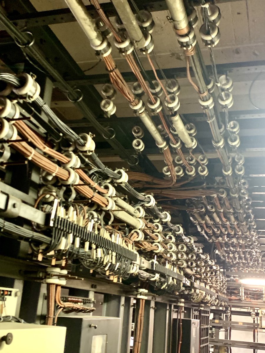 Lenfant28's tweet photo. Le métier d’agent Signalisation (Service Electrique) chez Réseau est à spectre très large, intervenant sur des technologies informatiques de pointe comme sur des postes anciens: ici un poste ASTER (années 60) à Noisy Le Sec @GroupeSNCF @SNCFReseau #LigneP #RERE #infrapoleParisEst https://t.co/HeU4oaAM6Y