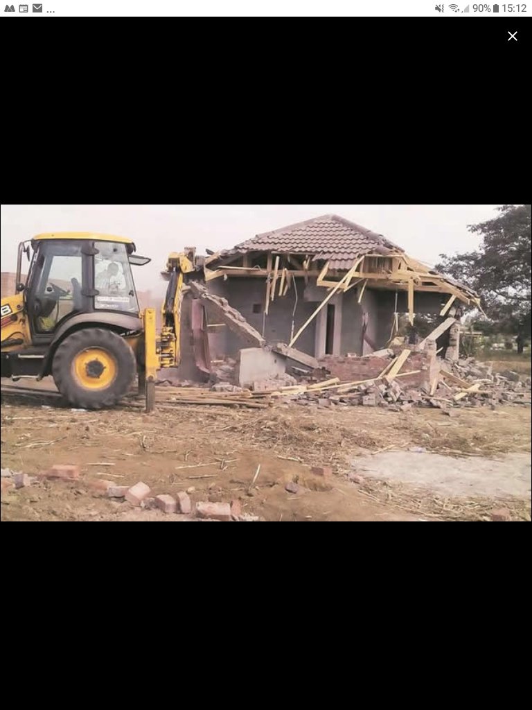 MdcReading's tweet image. Budiriro houses demolished by Zanu pf.  Where are your hearts Zanu pf? Do you even have blood ? This is beyond heartless 😭