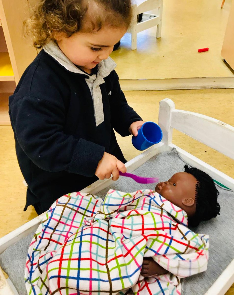 lesalzines's tweet photo. Joc simbòlic: els infants aprenen a desenvolupar-se de manera natural i espontània, interactuen imitant els adults en les accions de la vida quotidiana i d'aquesta manera afavoreix la interrelació entre ells. #llarinfants #jocsimbolic #aprenemjugant #competenciaglobal https://t.co/UU0rKQWvVc