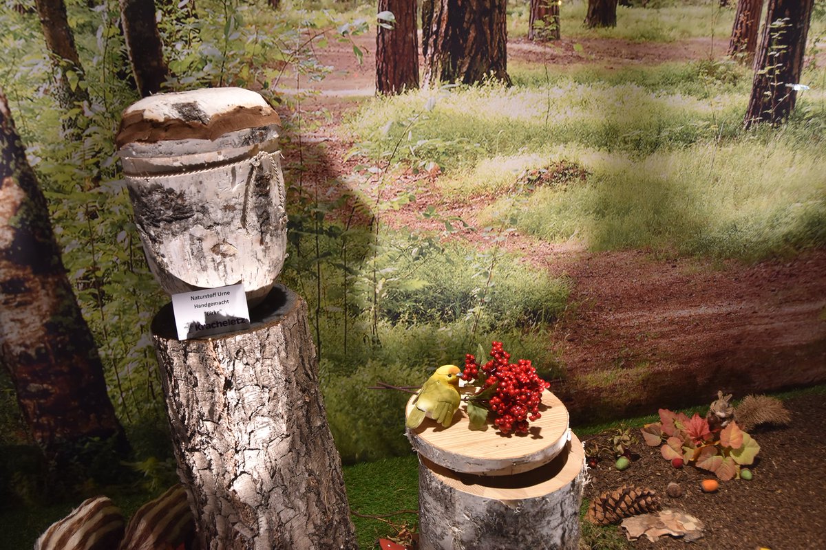 An unserem Hauptsitz in Kassel zeigen wir Urnen, die sehr natürlich wirken bzw. aus Naturmaterialien gestaltet sind. kracheletz.de/im-trauerfall/