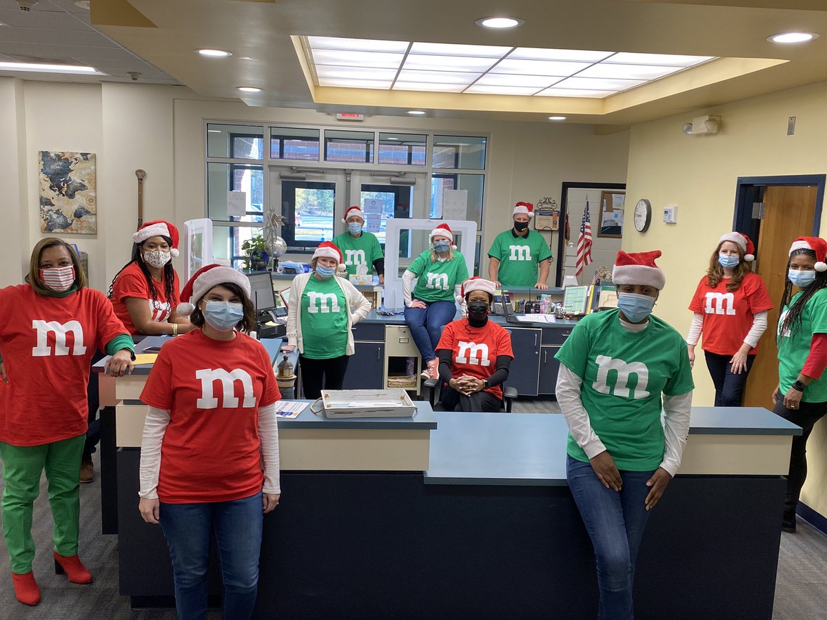 kjameshill's tweet image. Office Crew- Team Spirit Day #Spreadout! #Maskson! 😷☺️💚❤️#SnapandGo! @BookmanRoad @BookmanReads @the_west_wire @marykaycutie1 @sonja_parnell @RandyDooley13 @cford1967
