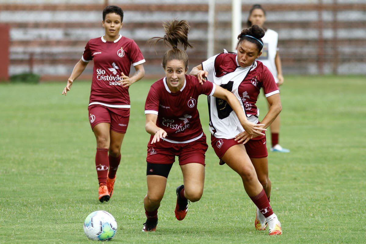 A equipe de futebol feminino do - Clube Atlético Juventus