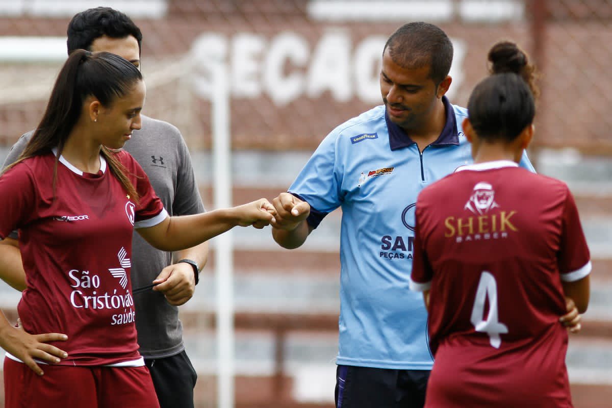 A equipe de futebol feminino do - Clube Atlético Juventus