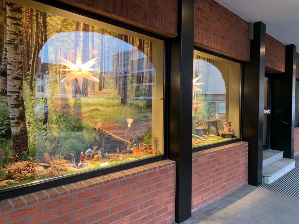 Seit drei Jahren kann die traditionelle Krippenausstellung der Karlskirche wegen der Sanierungsarbeiten nicht in der Kirche gezeigt werden. In diesem Jahr bietet sich jedoch die Gelegenheit ausgewählte Krippen in den Schaufenstern. Auch wir sind dabei!