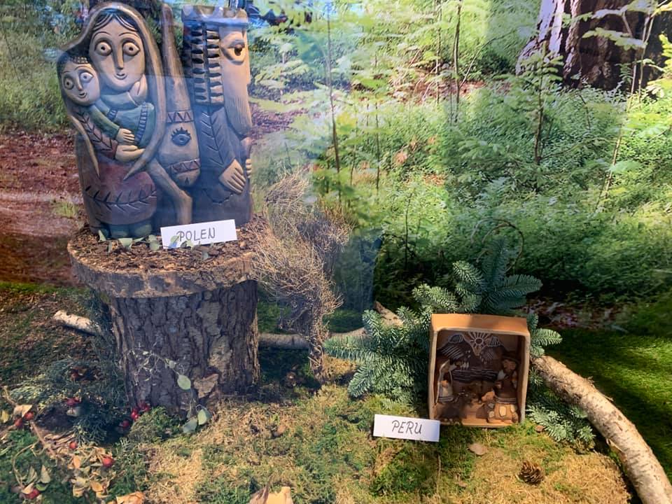 Krippenausstellung in diesem Jahr in den Schaufenstern: Seit drei Jahren kann die traditionelle Krippenausstellung der Karlskirche wegen der Sanierungsarbeiten nicht in der Kirche gezeigt werden. Deshalb werden Schaufenster genutzt. Auch wir sind dabei!