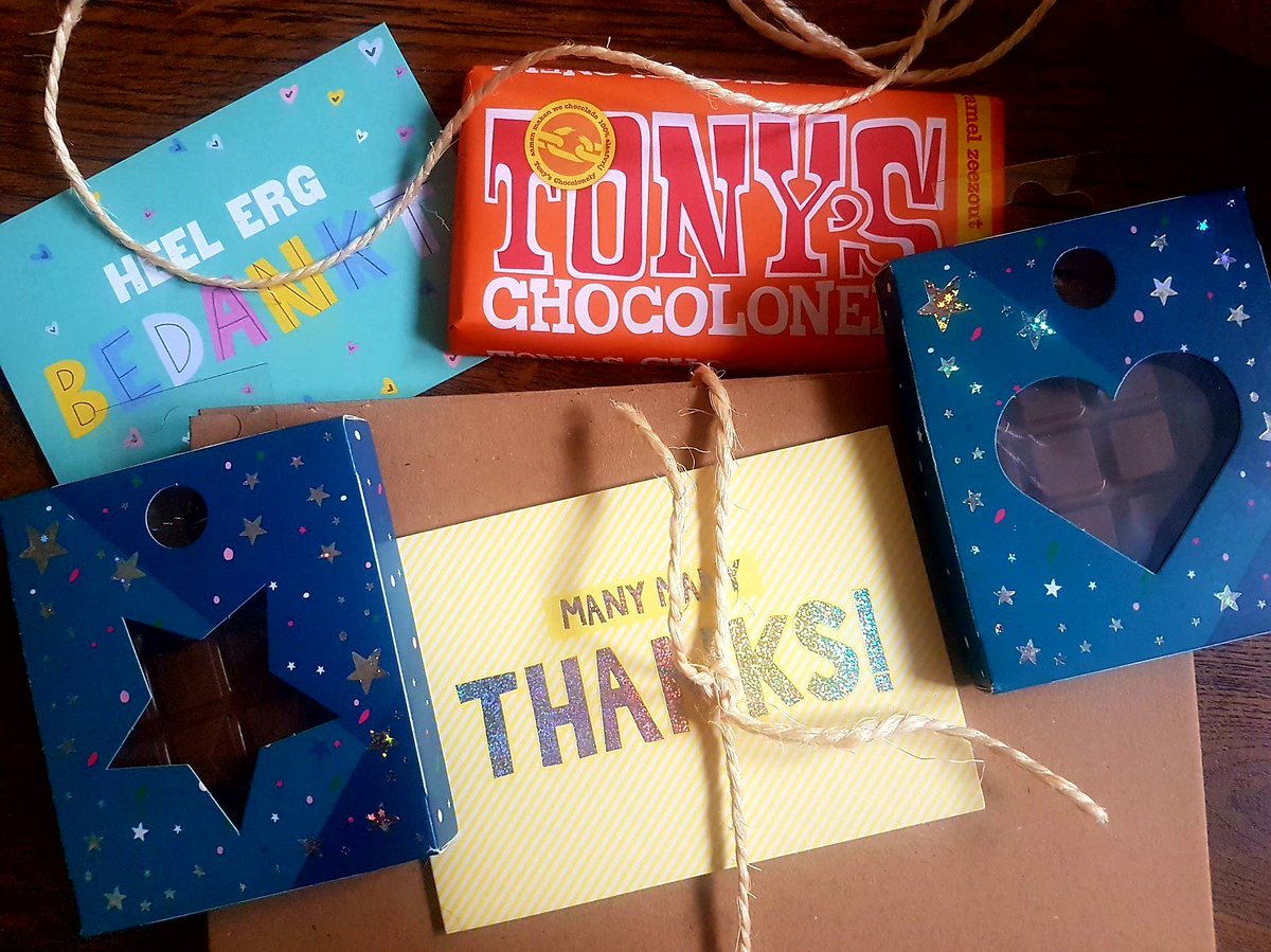 Verbindingkamer's tweet image. We brengen bedankjes bij de vrijwilligers die zich hebben ingezet voor @DelfshavenHelpt. Ook bieden we ouderen uit @BospolderT en Coolhaveneiland een momentje van aandacht dmv pakketjes met daarin o.a. een kerststol via @ErbijRotterdam. Mooie gesprekjes aan de voordeur ❤