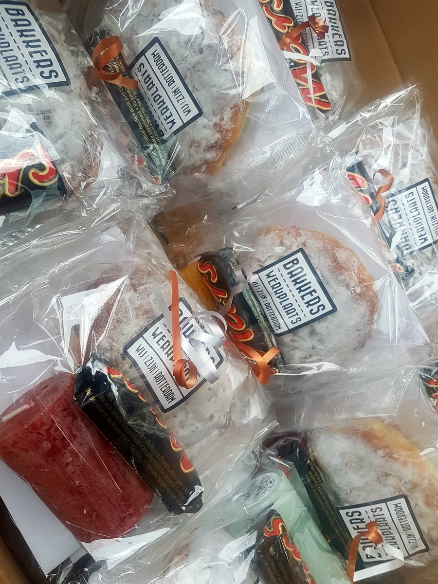 Verbindingkamer's tweet image. We brengen bedankjes bij de vrijwilligers die zich hebben ingezet voor @DelfshavenHelpt. Ook bieden we ouderen uit @BospolderT en Coolhaveneiland een momentje van aandacht dmv pakketjes met daarin o.a. een kerststol via @ErbijRotterdam. Mooie gesprekjes aan de voordeur ❤