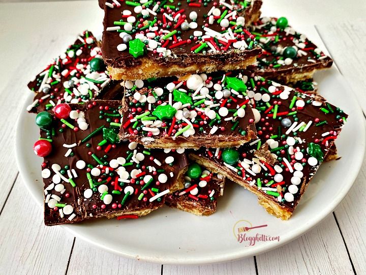 Easy Homemade Christmas Crack Toffee is a must make holiday treat. Made with saltine crackers, it's sweet and salty, quick to make, and only 5 ingredients. #toffee #candy #holiday #ChristmasCrack #saltinecrackers #ChristmasSweetsWeek buff.ly/3790rC7
