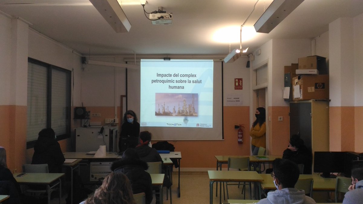 TecnATox's tweet photo. Avui la Dra. Neus González i la Dra. @montsemarquesb han explicat als alumnes del #CGFS de #Química i #SalutAmbiental de l'INS d'Horticultura de #Reus qui som i què fem 👩‍🔬🧪🧫👨‍🔬🥼🏭 @universitatURV @cienciaURV @IISPereVirgili @divulgaTGN https://t.co/uu6CmokqLB