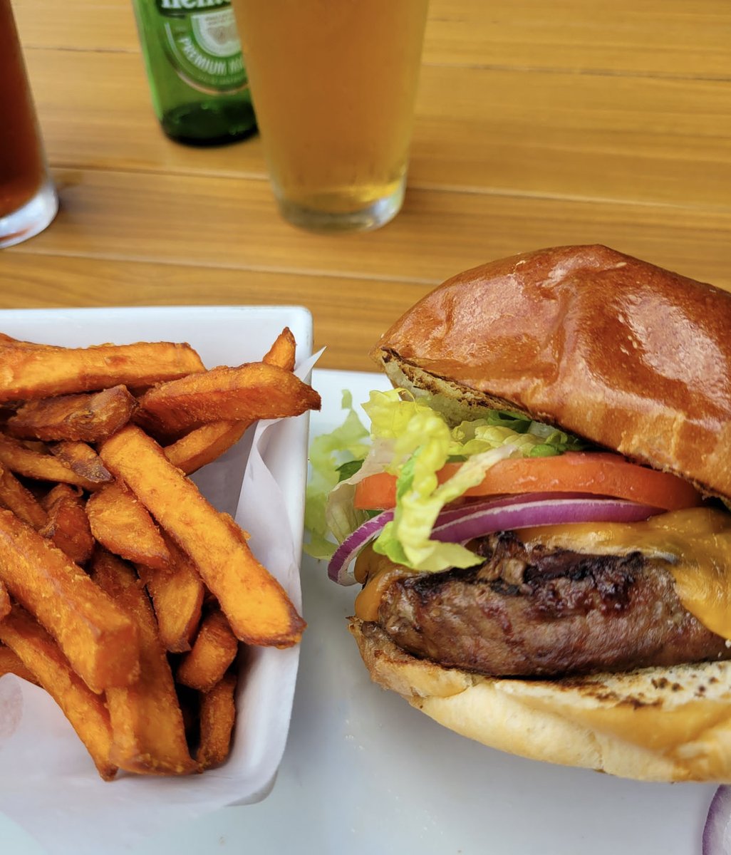 CafeExpress's tweet image. Thank goodness it's Friday. Start the weekend your way with our Classic Customizable New Angus Beef Burger patty.  ❤️🍔

#burger #burgerholic #burgerheaven #burgerlovers #houstonrestaurants #cafeexpress #weekendsareforburgers #weekend #friday #angusbeef #loveburgers #hungry