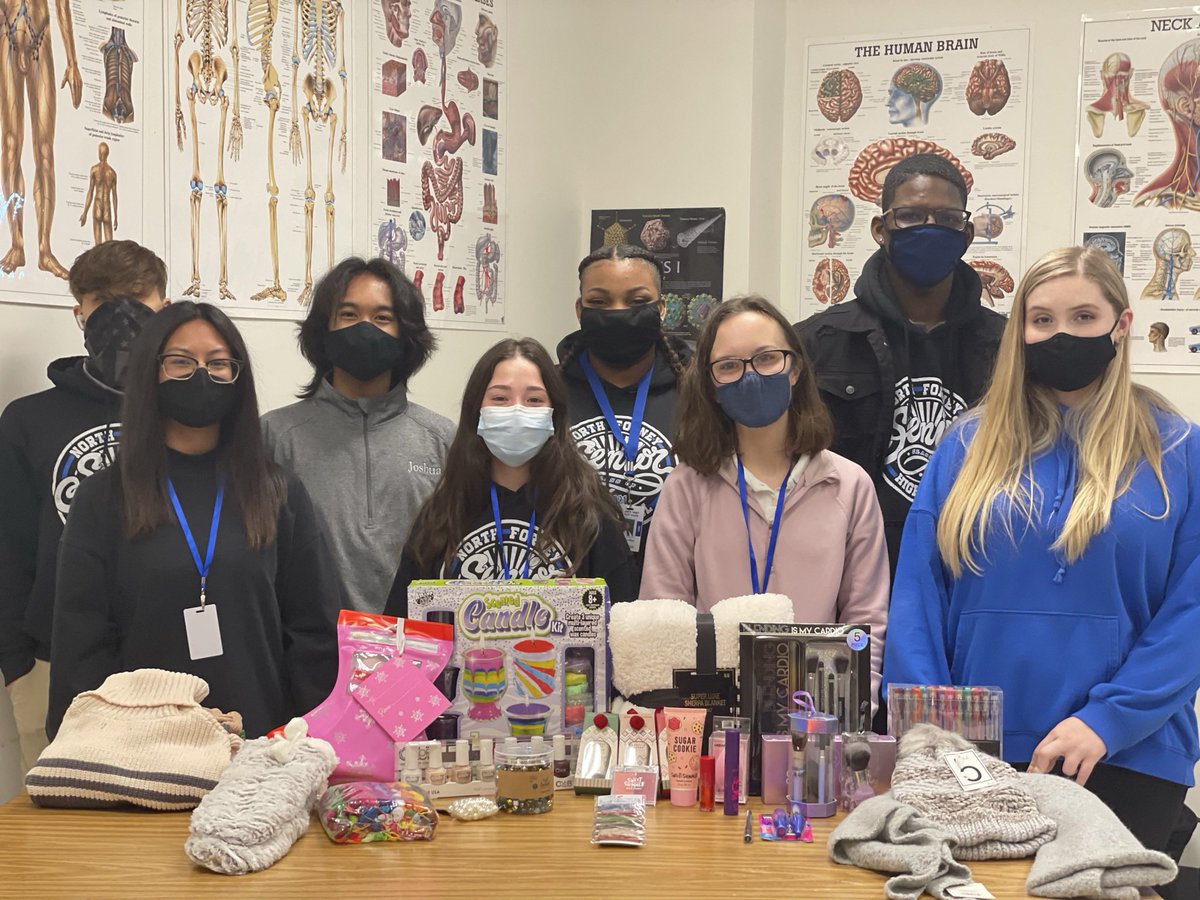 HOSANFHS1's tweet photo. North Forney HOSA students spreading some holiday cheer through the Angel Tree adoption. #hopehandoff @NorthForneyHS @PrincipalJung @TyraClaytonEdu https://t.co/H0Qmpg8CWp