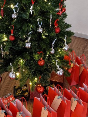 DevexpertsN's tweet image. Wij zijn klaar voor de kerst! Maandag gaan we op pad om de cadeautjes bij onze klanten af te leveren.
#kerst #kerstgeschenk #fijnefeestdagen