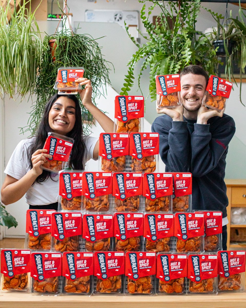 squeakybeanveg's tweet image. #MOBGiveaway - We’ve partnered up with our friends @mobkitchen to give a lucky winner a YEAR’s supply of our tasty Hot &amp;amp; Spicy Chicken Style Pieces. 🌱🔥🤤 

Wanna win?  head over to mob's page! ⬇️ 

✨@mobkitchen✨ 

#MOBKitchen #SqueakyBean #Giveaway #Vegan