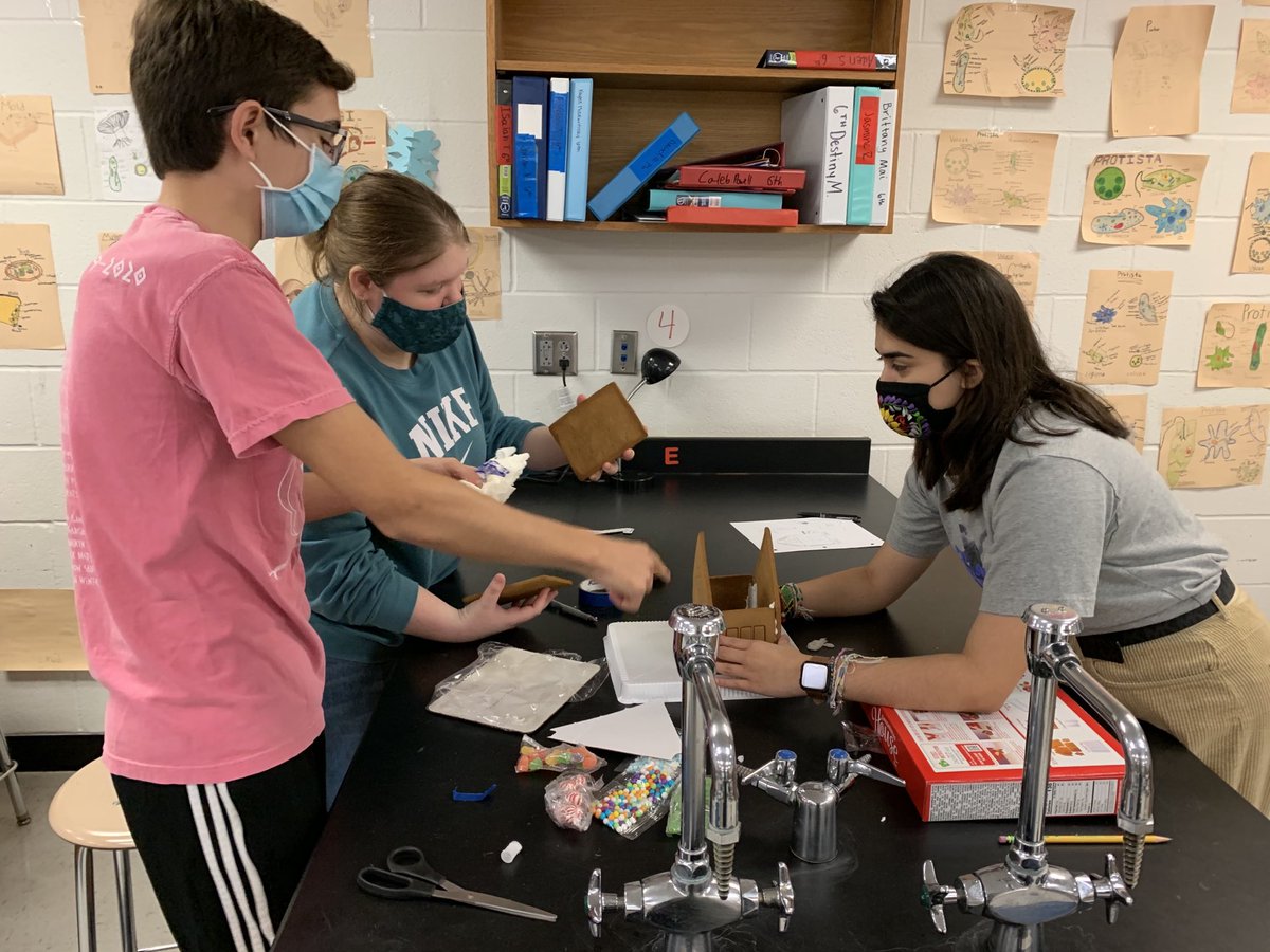 MrsHoangClass's tweet photo. Day 1 of building sustainable gingerbread houses #APES #BISDpride #BUCPride ⁦@BwoodBucs⁩ https://t.co/VbJPGZhDlV