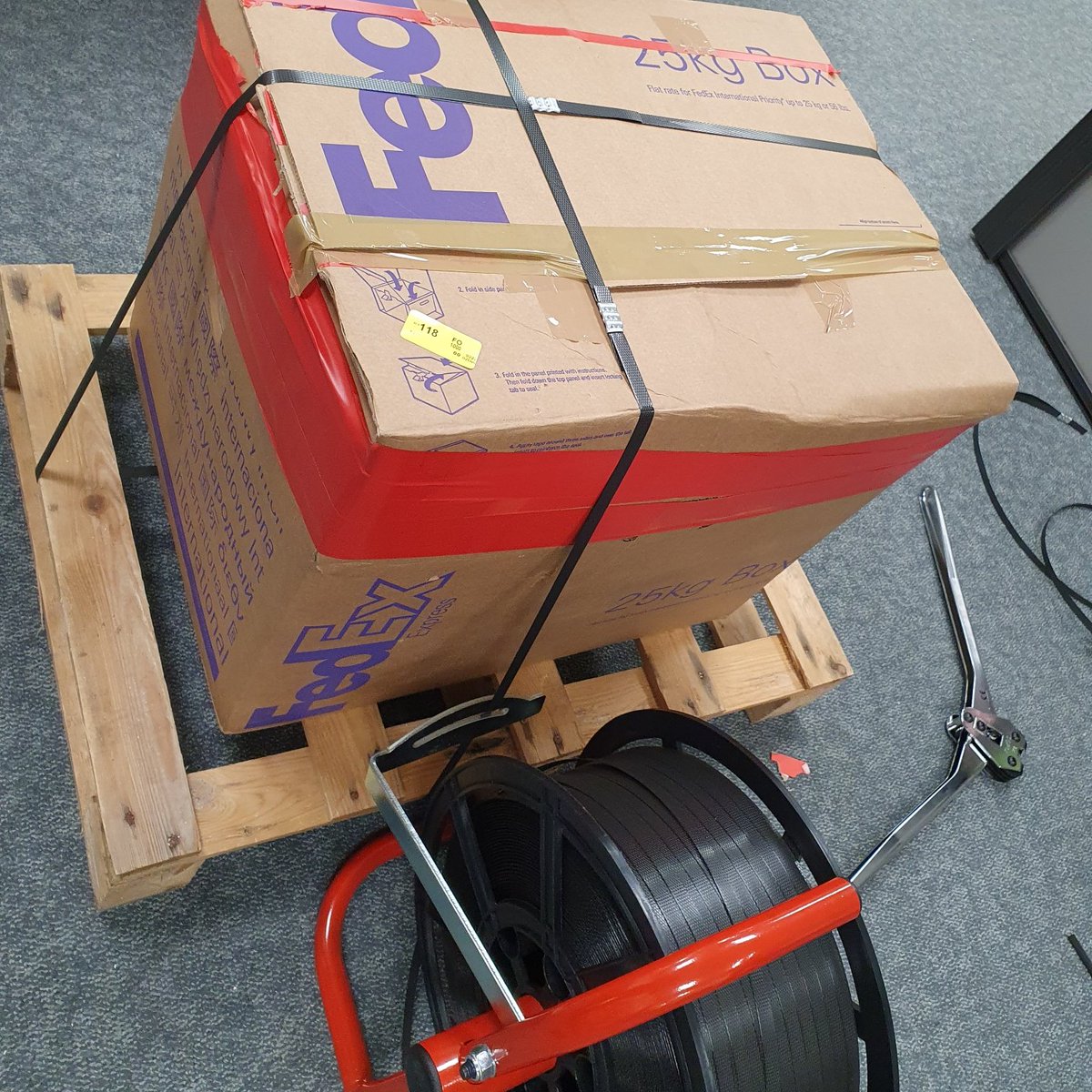 HexLtd's tweet image. Packing fail #1

Attaching the strapping dispenser to the pallet. 🤨

No, we can't work out how we did it either! 

SEND HELP 😩

#Packingfails #Deliveringsmiles #Manufacturing #Engineering #COVID19 #Fail #Pallet
