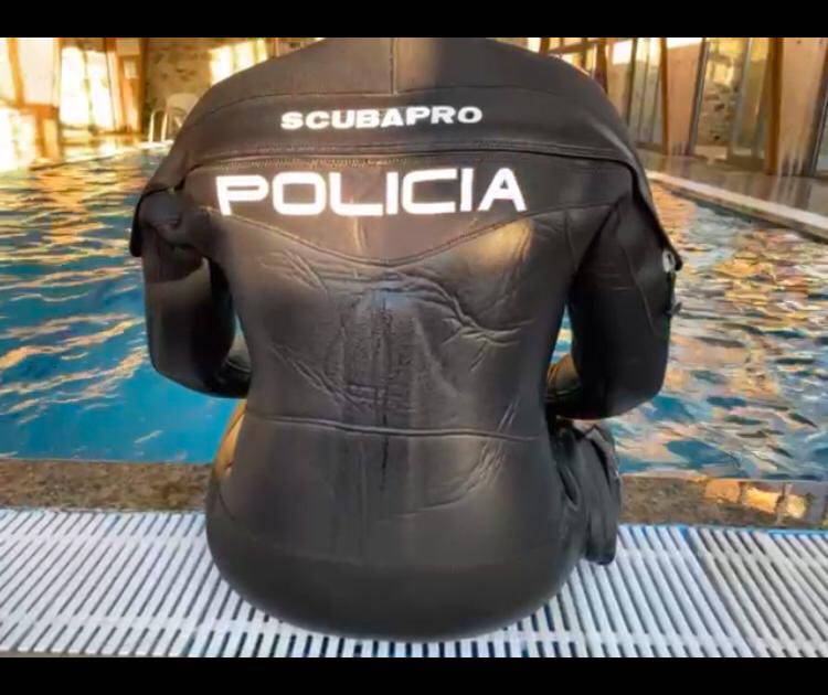 PoliciaEscuela's tweet photo. Nuestra coordinadora del Área Técnicas Asistenciales de Urgencia ha participado en el curso de Técnicas de Seguridad e Intervención impartido por @proteccioncivil con el fin de poder transmitir a nuestros alumn@s las técnicas más avanzadas 👮🏻♀️❤️🚨.
Gracias a #DGPCE #ENPC 🇪🇸⛑🚔. https://t.co/OKtoFDNxM5
