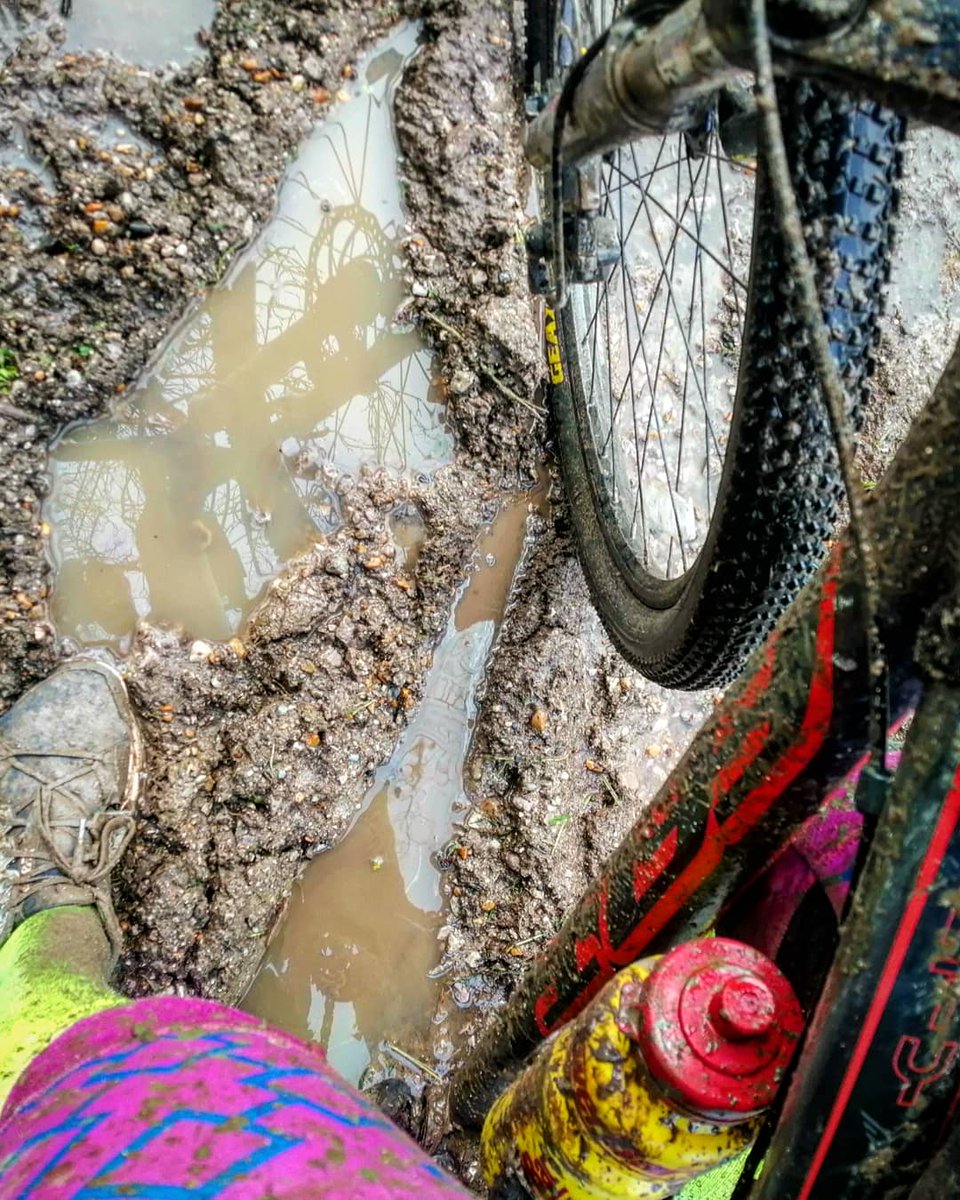 RunoverRainbow's tweet photo. Wet, muddy and lots of fun! Winter mountain biking 🙄 #ukcyclechat #coveredinmud https://t.co/9EbdjvgBQy