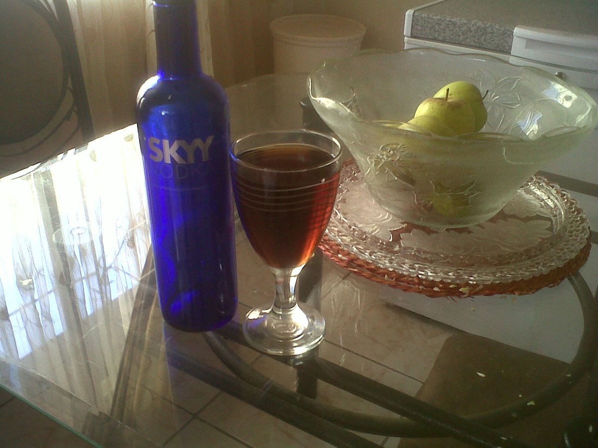 TshepoKgakane's tweet photo. @SKYYvodkaSA Why complicate when you can keep it simple with just cola and maybe apples ππππ #Skyyvodka #drinkdiffrent https://t.co/vHiKWowFgl