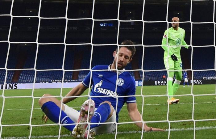 Crazy story out of Germany where Schalke, winless in 26 games, are closing in on the Bundesliga record for a winless run, but even crazier, the club that currently holds the embarrassing record have announced they don't want Schalke to take the record off them. THREAD: