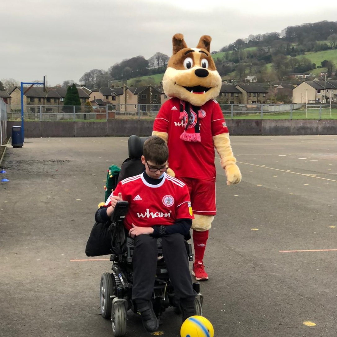 ASFCcommunity's tweet photo. Well done Ed from @SARCHSofficial with his fundraising efforts for @nightsafebwd. Yesterday @ASFCofficial mascot Winstanley showed his support but struggled to keep up! @soccerscapes πΆβ½οΈπ΄ #ASFC #ASFCCommunity
Donate here......
https://t.co/0nNUWOX24N https://t.co/sCjawNzZLw