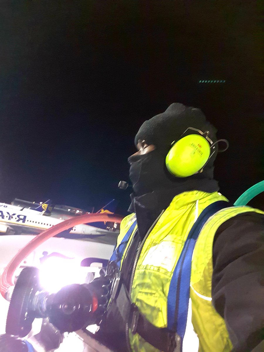 Pinky_Pinkos's tweet photo. At ya #Service #Planes ✈❄🧊 #Deice & ready to fly........ #OperationSupport #Aviation 🚿🚿 https://t.co/TDeKzQKppi
