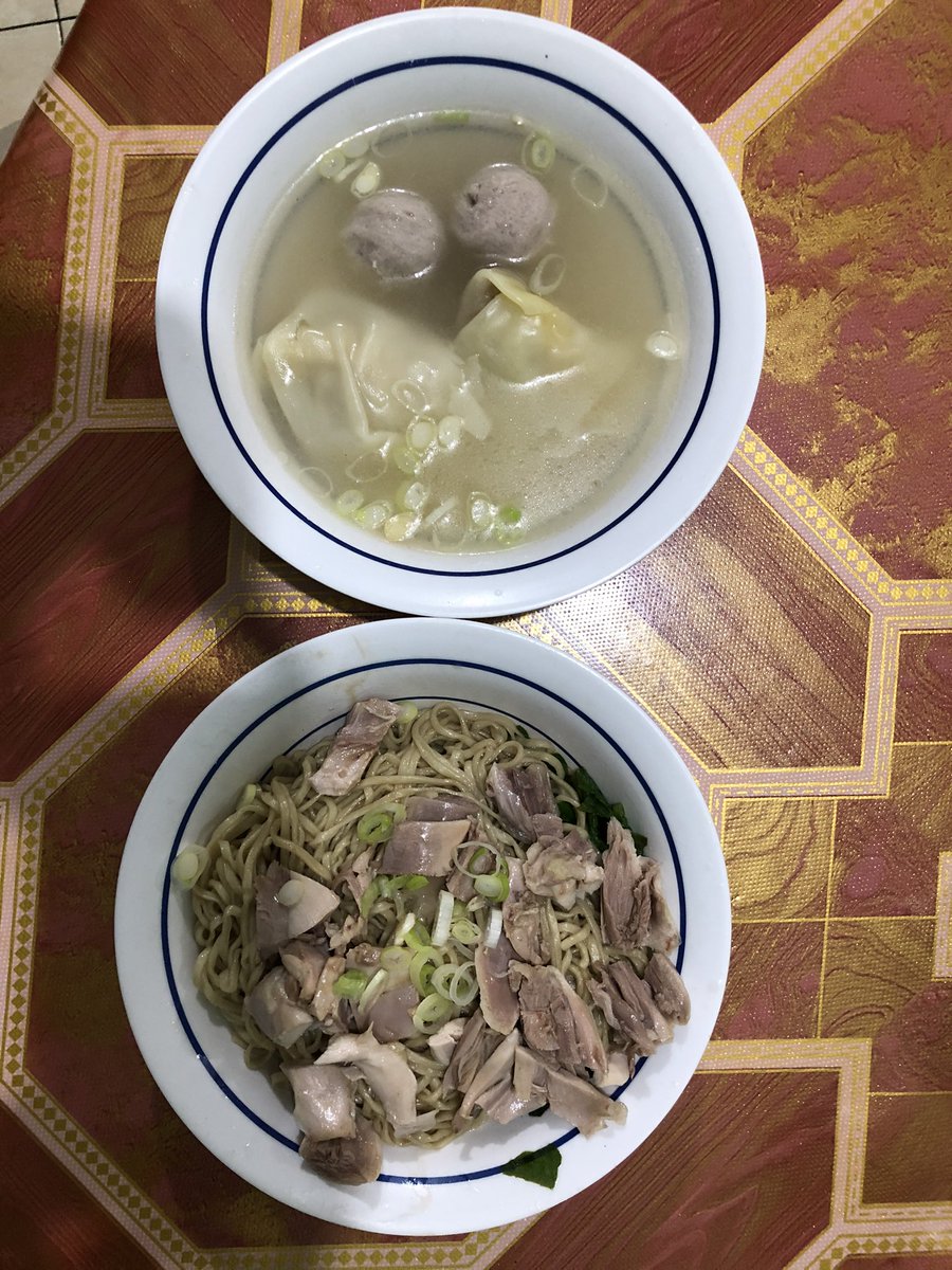 Bakmi Afu - Tanah AbangMie nya gurih, kenyal, bumbunya meresap mantap. Tekstur ayam rebusnya OK, tapi kurang juicy. Kuah kaldunya sehangat pelukan kekasih. Dengan harga mi extra (55) + baso pangsit (28) yang cukup mahal, sebenernya masih banyak yang lebih enak. Overpriced.