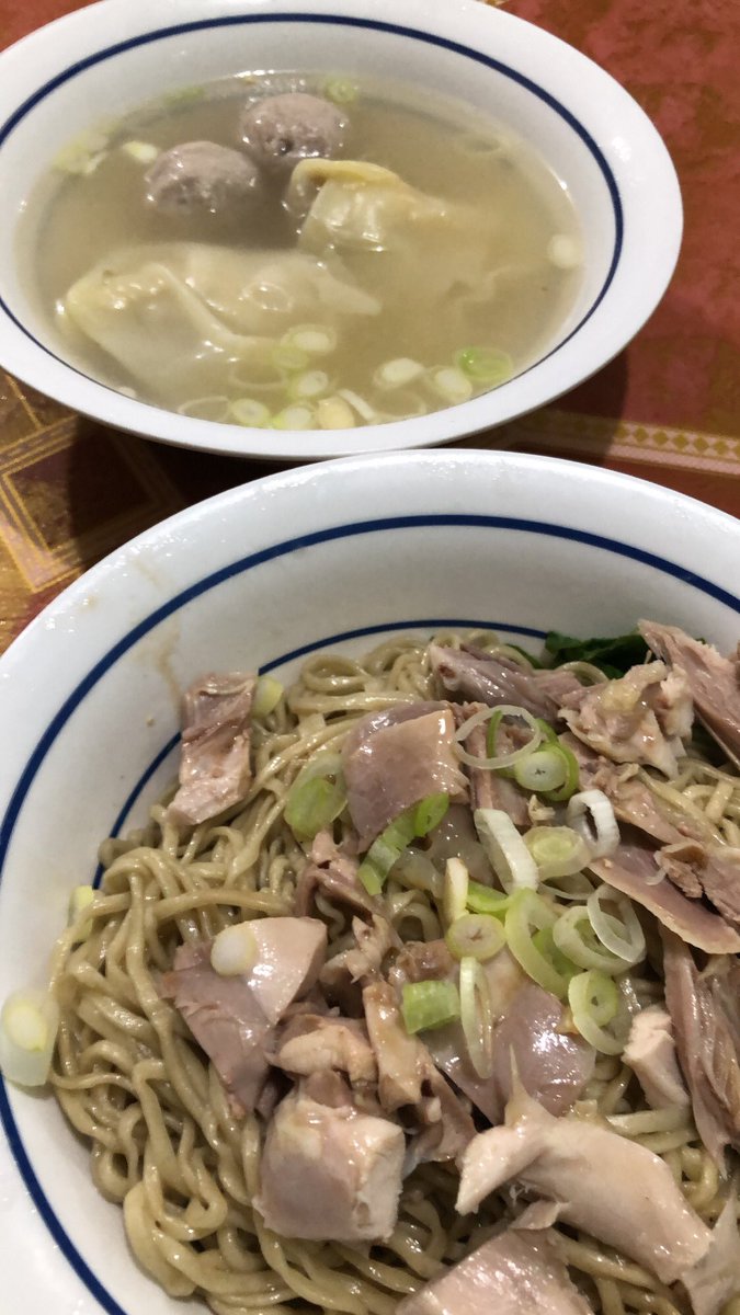 Bakmi Afu - Tanah AbangMie nya gurih, kenyal, bumbunya meresap mantap. Tekstur ayam rebusnya OK, tapi kurang juicy. Kuah kaldunya sehangat pelukan kekasih. Dengan harga mi extra (55) + baso pangsit (28) yang cukup mahal, sebenernya masih banyak yang lebih enak. Overpriced.