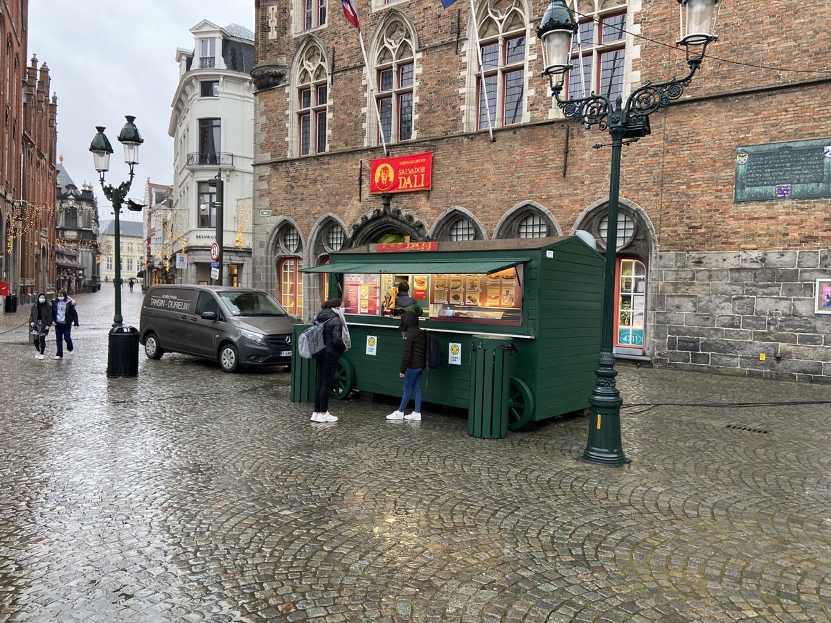 Het duurste frietkot van België staat onder de Halletoren in ⁦<a href="/StadBrugge/">Stad Brugge</a>⁩. De overnemer betaalt er 180.000 euro voor. Daarvoor moet hij al 45.000 pakjes friet verkopen 🍟. Daar bovenop moet hij nog eens jaarlijks 125.000 euro betalen voor z’n standplaats ⁦<a href="/FocusWTV/">Focus & WTV</a>⁩