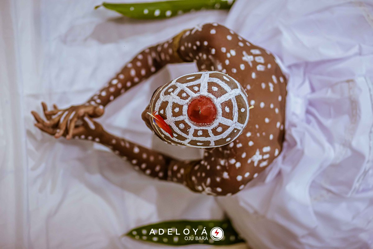 adeloyaoficial's tweet photo. O portal que liga Orun e Aiyê se abre cada vez que um adôxo é colocado em um Orí. https://t.co/lwfkLD2MjZ