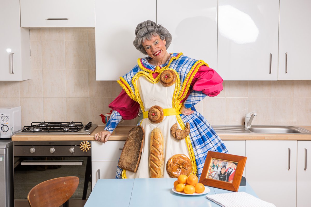 FSScot's tweet photo. Welcome to Aunty May's Christmas Kitchen! This year she needs a bit of help to plan and cook her Christmas dinner, so FSS has come to the rescue! 🍽🎄
Head on over to our website and watch the videos 👉 https://t.co/7rCbAajvRx
#FestiveFoodSafety #ForSafeFood https://t.co/HIqhtCiCi8