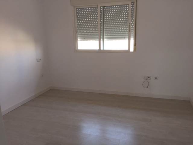 Hola amigos! hoy publicamos un precioso ático en venta en la zona Ensanche, con 4 dormitorios, 2 baños, salón, cocina amueblada con electrodomésticos, plaza de garaje y trastero, y lo mejor, una impresionante terraza de 90 m2!
