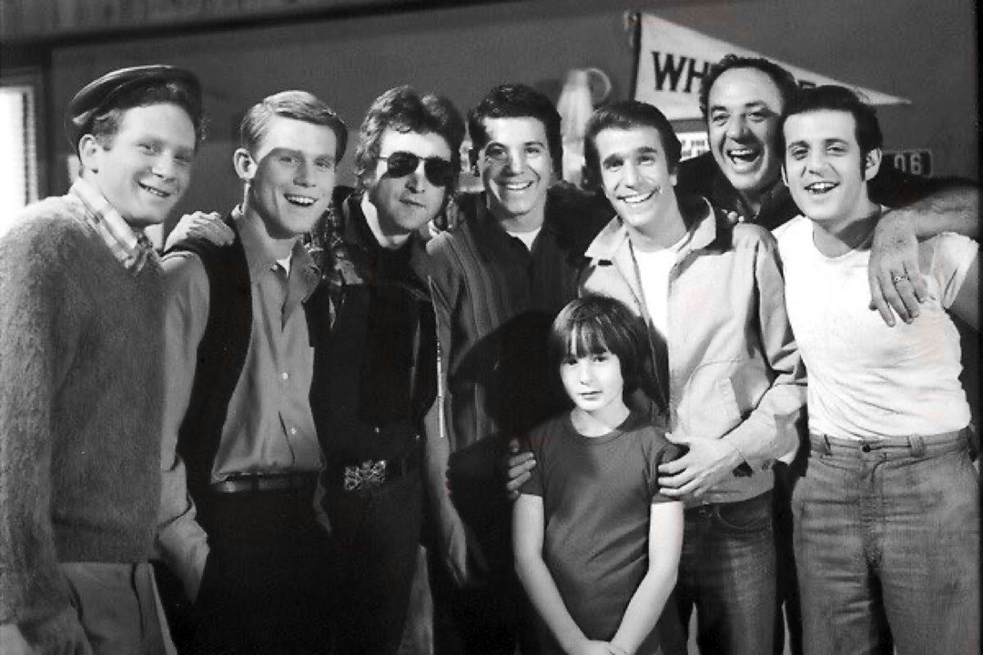 FabFools's tweet photo. Oh and here’s your bonus reminder of that time John Lennon met The Fonz. #FabFools #Beatles #JohnLennon https://t.co/Nmi28gFv55