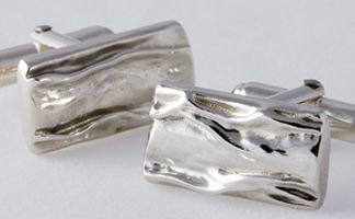 These Tundra Twist Cufflinks would make the ideal gift for a son, husband, friend or father this Christmas.  Topical for this time of year as the random folds are inspired by snow drifts.

racheljeffrey.co.uk/product/cuffli…

#cufflinks #silver #christmasgift #hertfordshire #handmade
