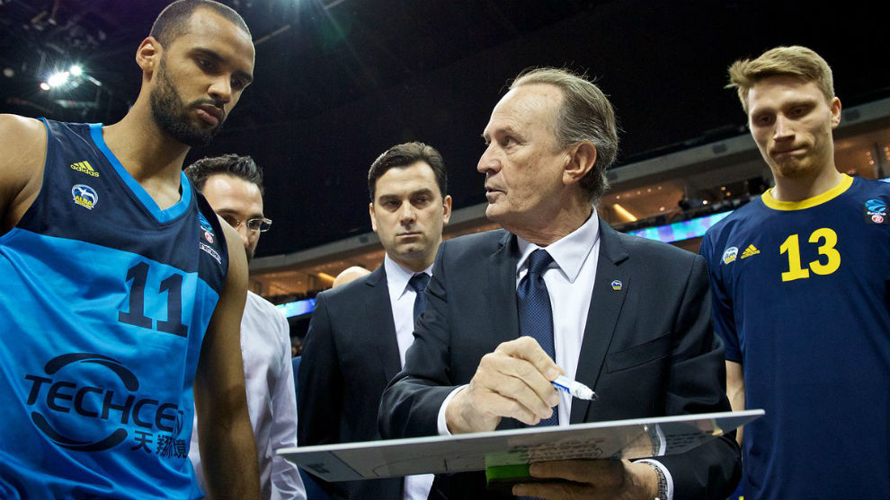 gaboloaizaperez's tweet image. 📽️🏀 HILO: ZONA "MIXTA" 3-2 Aíto García Reneses. 

La semana pasada sorprendió a Valencia Basket con esta zona.

¿Qué claves pudimos observar en ella?

Os dejo un pequeño hilo con vídeos de las ideas que pude extraer...

Gracias Aíto por HACERNOS PENSAR

#Instat @InStatBasket