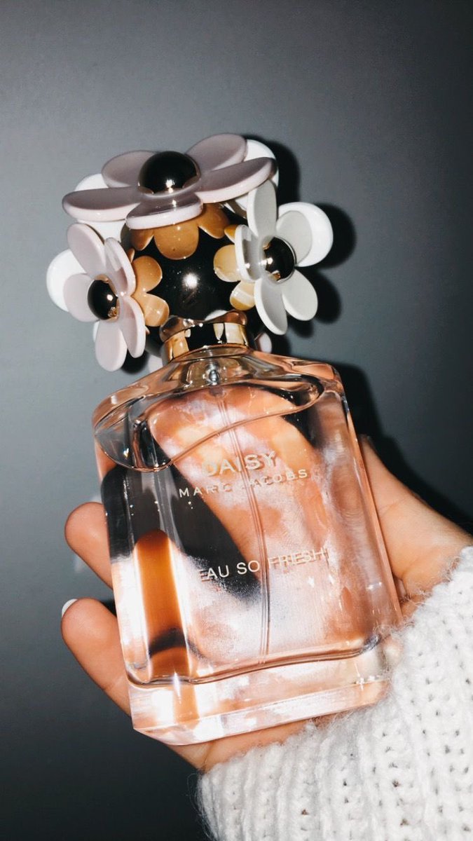 2. Daisy Eau So Fresh Marc Jacobs 75 ML EDT RM 390.Awak adalah wanita melayu ayu yang suka dengan bau flora flora cinta berahi dan percaya kepada cinta pandang pertama. Nah! Daisy dibuat khas untuk anda. Ketahanan: Harga: Sillage: 