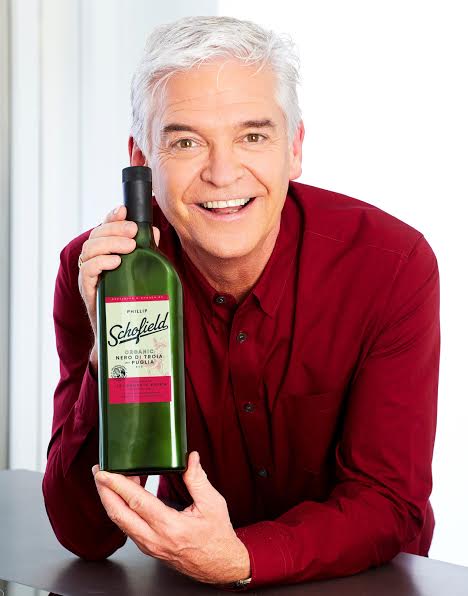 packamama's tweet photo. We're thrilled to share that our new collaboration with @wheninromewine, who partners with wine enthusiast Phillip Schofield on his own personally curated ranges of Italian wine, sees the launch of the first bottled wine in the @SchofeOnWine range which uses our #FlatWineBottle🍷 https://t.co/fyjl2DRTfx