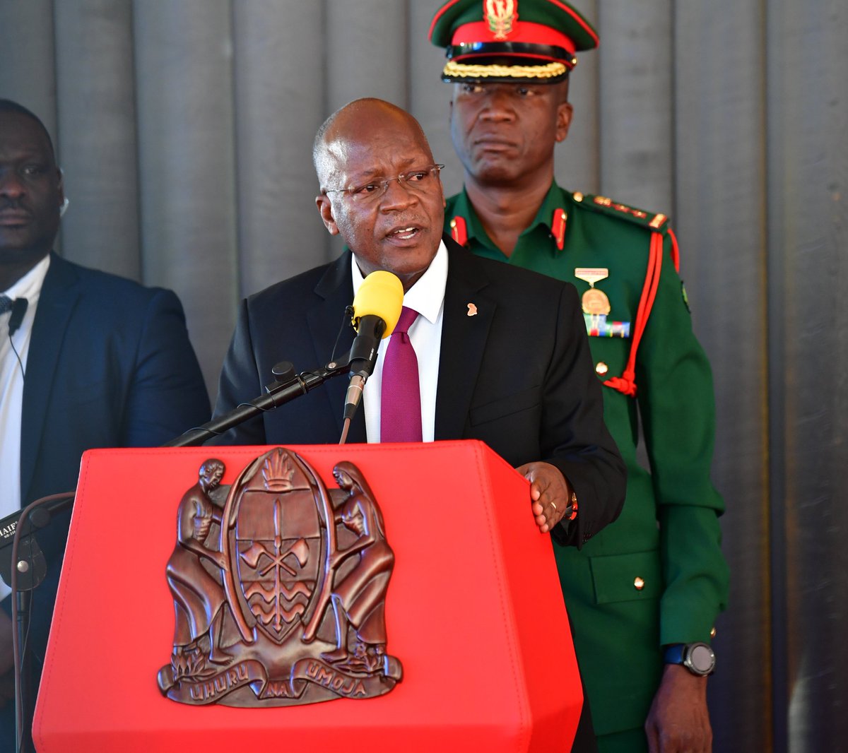 michuziblog's tweet photo. #Michuziupdates "Ile mishahara Katibu Mkuu Kiongozi ipunguzwe sababu kazi waliyoifanya TMA ilikuwa ya hovyo, ulitoka kule na mshahara wa Mil 10 ukamzidi hata Mkurugenzi wako, anayetakiwa kuzidiwa ni mimi napata mshahara Mil. 9 lakini mtu wa TRA ana Mil. 15"- Magufuli https://t.co/H56YbsJX8j