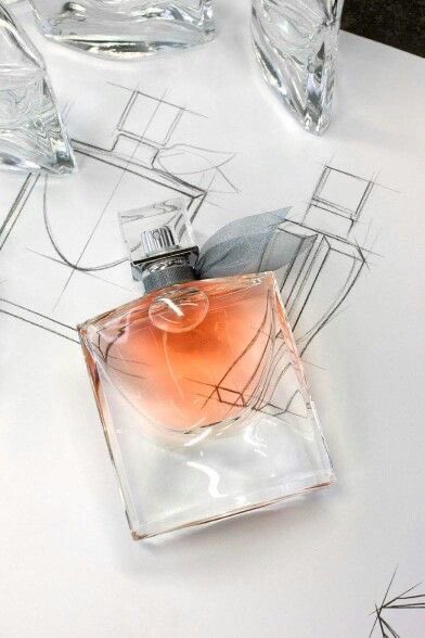 5. Lancome La Vie est belle 100 ML EDP RM 450.La Vie est belle bermaksud life is beautiful dalam bahasa french. So the nose behind this perfume aim those who wear this should appreciate whatever they are doing in life with no regret. Ketahanan: Harga: 