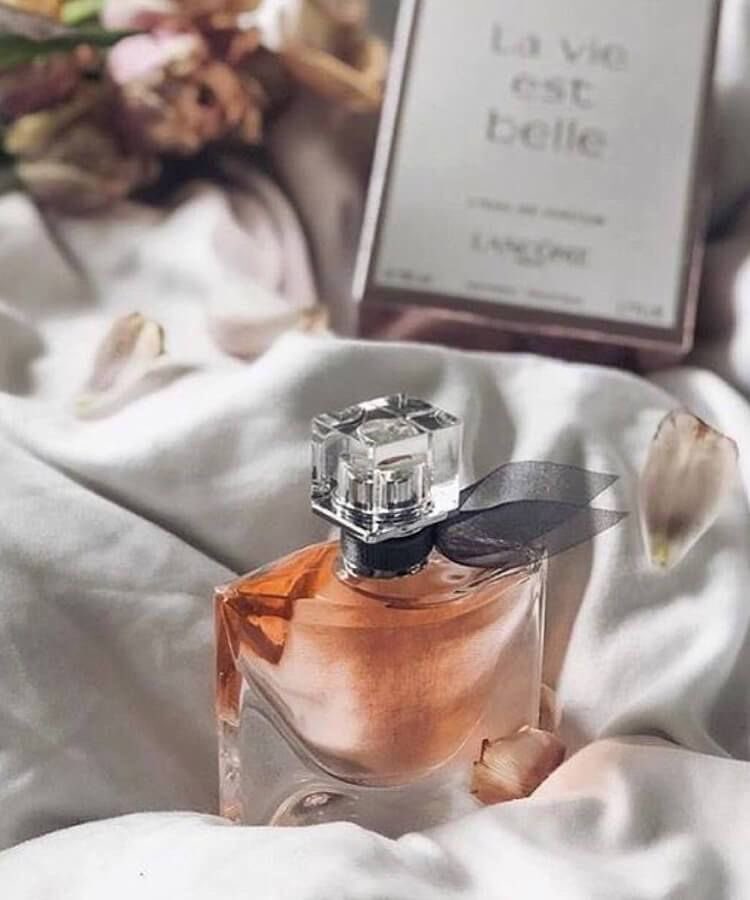 5. Lancome La Vie est belle 100 ML EDP RM 450.La Vie est belle bermaksud life is beautiful dalam bahasa french. So the nose behind this perfume aim those who wear this should appreciate whatever they are doing in life with no regret. Ketahanan: Harga: 