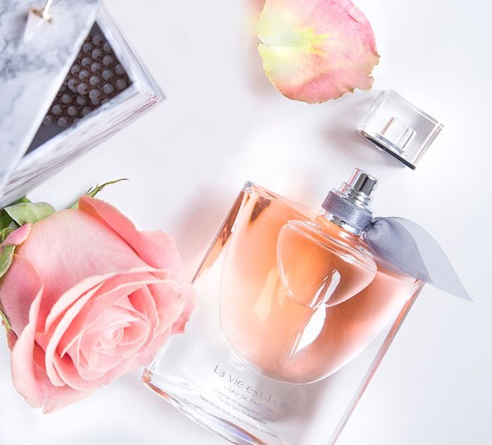 5. Lancome La Vie est belle 100 ML EDP RM 450.La Vie est belle bermaksud life is beautiful dalam bahasa french. So the nose behind this perfume aim those who wear this should appreciate whatever they are doing in life with no regret. Ketahanan: Harga: 